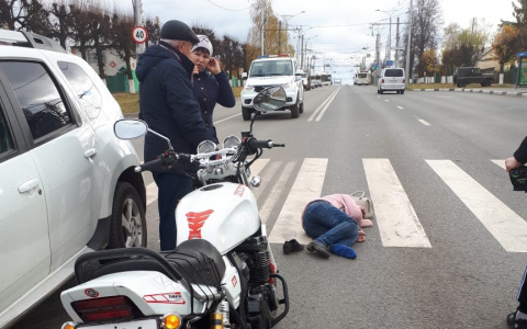 Мотоциклист сбил женщину на пешеходном переходе в Южном Поселке