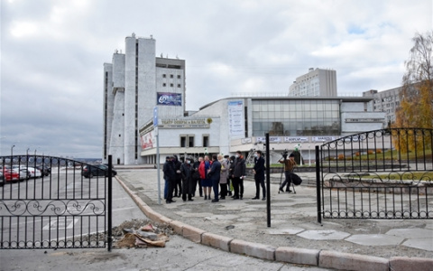 Руководство Театра оперы и балета не согласовало внешний вид нового забора