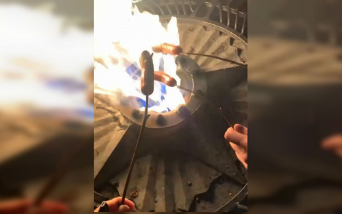 В Чебоксарах молодые люди пожарили сосиски на Вечном огне под песню "Хавчик"