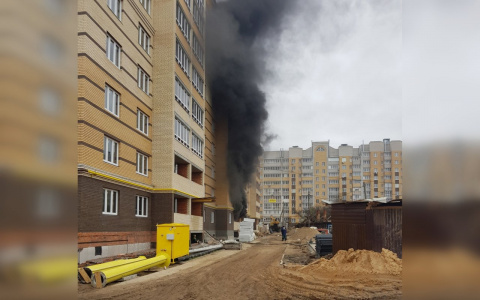 В Чебоксарах горит строящийся дом