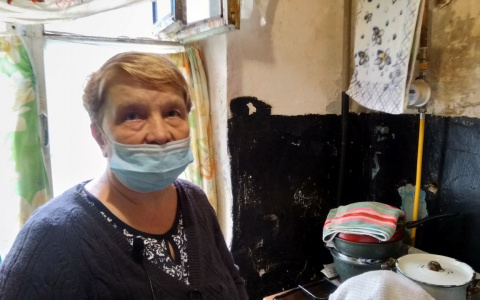 Жильцы "хрущевки" страдают от плесени и не выключают воду, чтобы не замерзли трубы