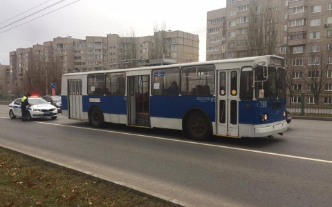 В Чебоксарах госпитализировали двух детей, пострадавших в троллейбусе