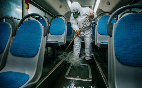 Чиновники показали, как проходит дезинфекция в "местах повышенной опасности"