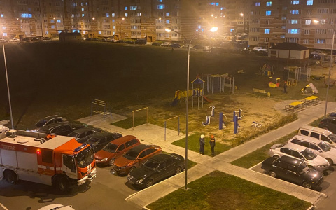 Спецслужбы оцепили двор в Новом Городе и не пропускают жильцов