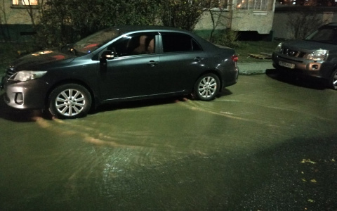 В Новоюжном районе прорвало трубу, топит дворы и подъезды