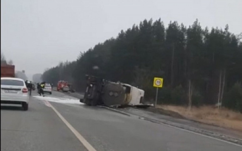 Молодой водитель выехал на встречку и погиб в столкновении с автоцистерной