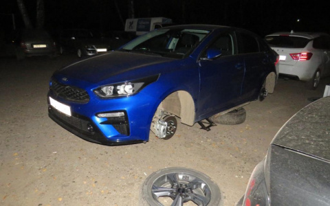 В Новочебоксарске с автомобилей снимают колеса, как в 1990-х