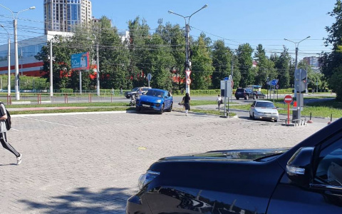 Накануне сбивший детей Porsche не раз был уличен в неуважительном отношении к пешеходам