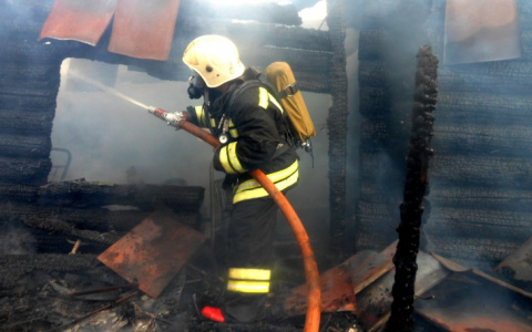 Четыре человека погибли при пожаре в Порецком районе