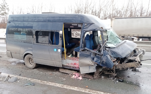 Автобус въехал в трактор на трассе М7, пострадали пять человек