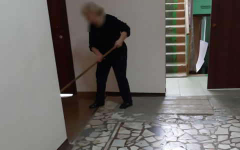 Директор школы устроил на работу "несуществующих" сторожей и уборщицу