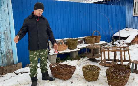 Мужчина зарабатывает на плетении корзин и пишет стихи: "Учиться меня не пустили"
