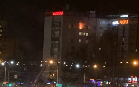 В Чебоксарах горит здание гостиницы