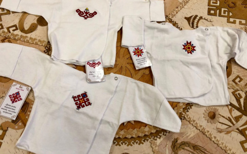 В Чувашии новорожденным подарят национальные распашонки, но не всем