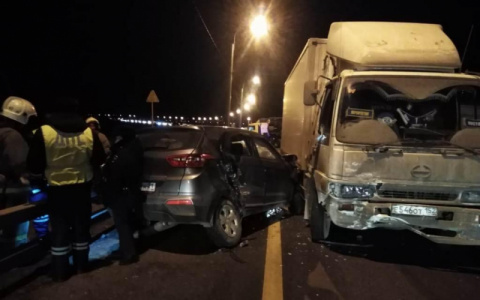 Два грузовика и кроссовер столкнулись в Ядринском районе, погибла женщина