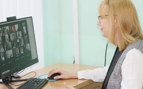 Более 9 тысяч школьников Чебоксар занимаются дистанционно, высиживая один урок 30 минут