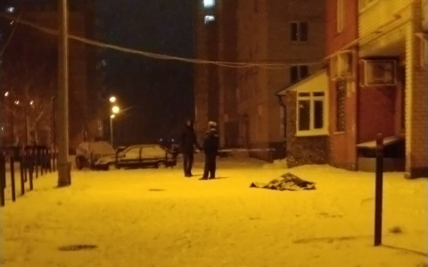 Под окнами дома в Альгешево нашли тело молодой женщины