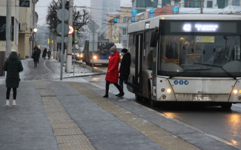 На остановках в часы пик ловят пассажиров-нарушителей масочного режима