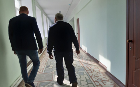 Директор чувашской школы устроил на работу трех фальшивых работников