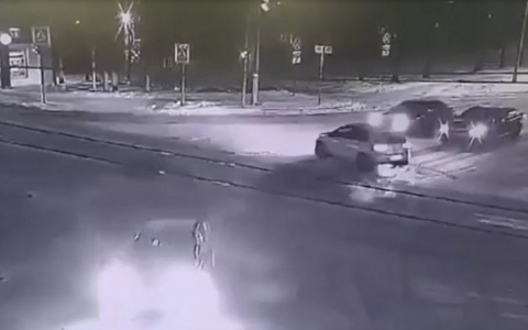 В Чебоксарах на перекрестке не разъехались две легковушки: есть пострадавшие