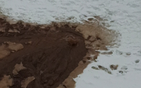 В Новоюжке прорвало трубу: рыжая вода бьет фонтаном