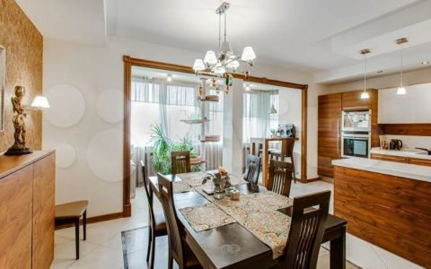 В поселке для богачей "Дубки" освободился коттедж: заглядываем внутрь