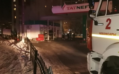 В Чебоксарах загорелась заправка "Татнефть"