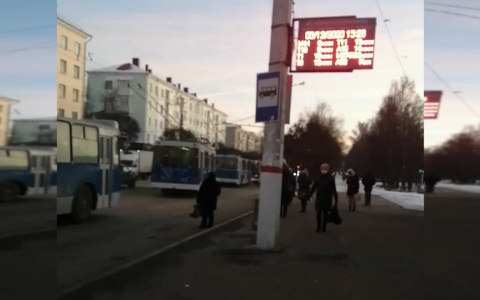 В центре Чебоксар "встали" троллейбусы