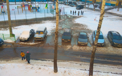 На Ленинского Комсомола заливает улицу: произошла авария