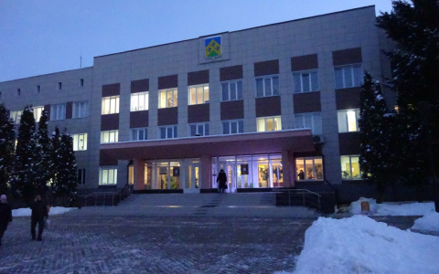 В администрацию Новочебоксарска запретили впускать людей с цветами и подношениями