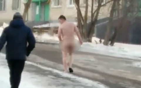 В Юго-Западном районе по дворам ходит голый мужчина