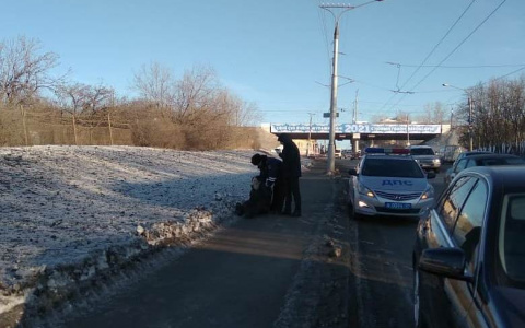 Инспектор не проехал мимо лежащего на тротуаре мужчины в Чебоксарах