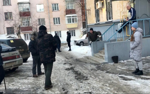 Захватчики парковок прогнали чиновников, которые приехали спиливать блокираторы