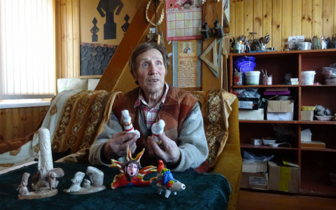 Житель Чувашии устроил из своего дома музей 3000 свистулек и рогов