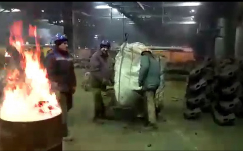 Рабочие чебоксарского завода в морозы согреваются у горящих бочек