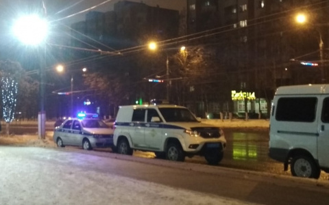 Девушка подошла к школьнице, выхватила телефон и убежала