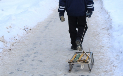 Отец издевался над детьми год, а затем решил загладить вину покупкой телефонов