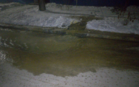 Один из дворов Чебоксар за ночь превратился в каток