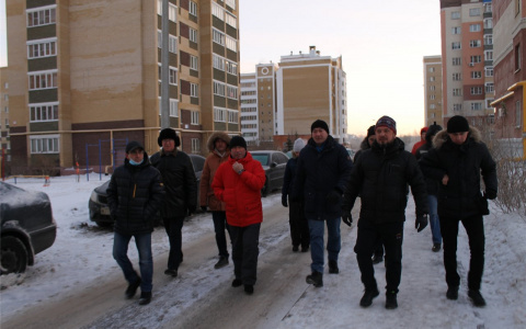 Начальники обошли город: заглянули в мусорные баки и возмутились нечищеными пандусами