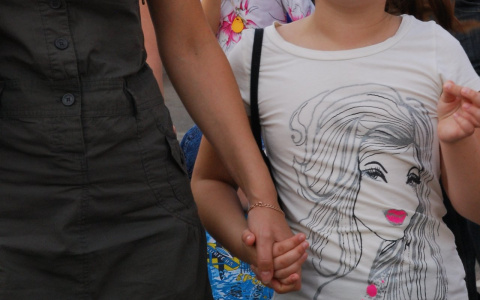 Власти решили вернуть ребенка маме, которая вышла из тюрьмы