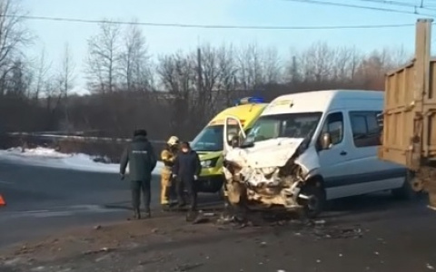 В Новочебоксарске маршрутка с пассажирами врезалась в КамАЗ