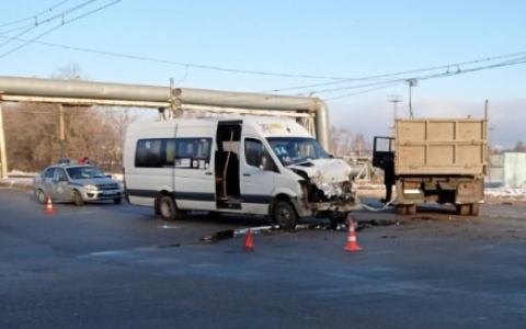 Три пассажира и водитель микроавтобуса получили травмы в Новочебоксарске