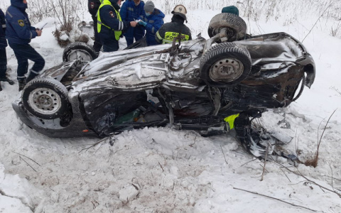 В Чувашии "Лада" выехала на встречку и врезалась в автобус, водитель умер