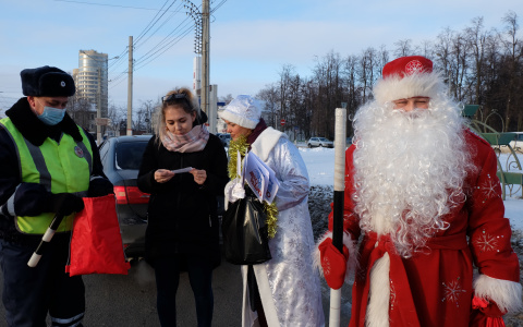 В Чебоксарах Дед Мороз ДПС останавливал водителей и дарил подарки