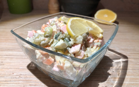 Оливье для новогоднего стола 2021 года обойдется хозяйке из Чувашии дороже