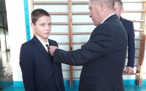 Двух школьников Чувашии наградили медалями за спасение детей