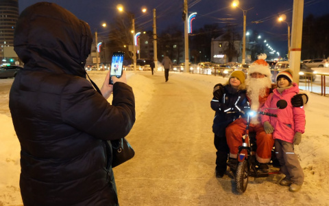 Слесарь в костюме Деда Мороза ездит на работу на мотосамокате, чтобы дарить настроение