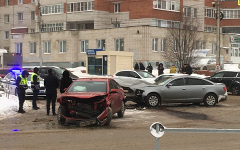 В Новоюжном районе «Лада» и «Ауди» не поделили перекресток