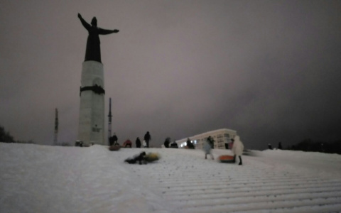 Склон у Монумента Матери превратили в горку: "Даже с лестницы катаются"