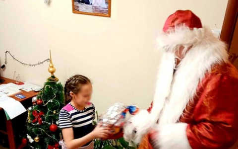 Полицейский Дед Мороз пришел к дочке погибшего коллеги